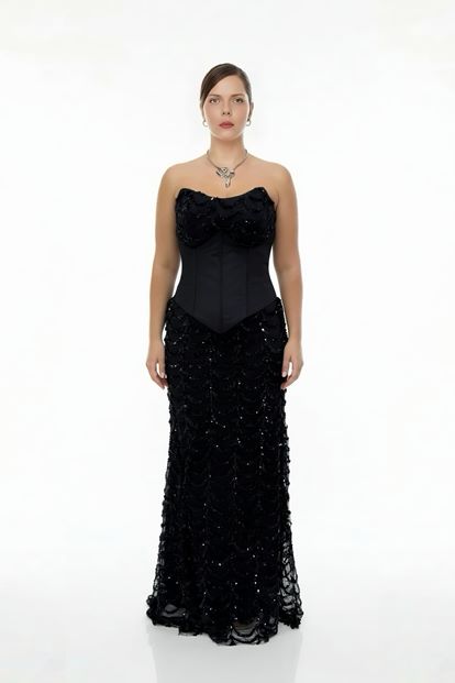 فستان سهرة أسود مزين بالترتر بتصميم الكورسيه، بمقاسات كبيرة